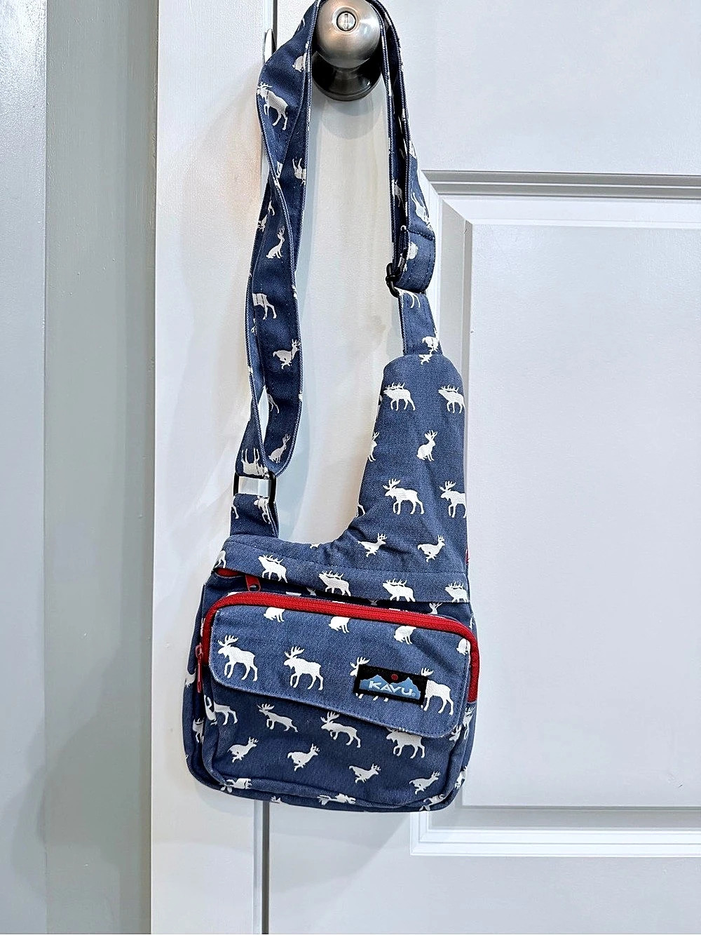 Kavu Moose Woodland Animals canvas print Crossbody Bag blue red tan